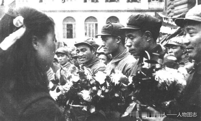 1950年春，中国人民解放军第三十九军解放广西胜利归来，武汉市各界人民群众举行隆
