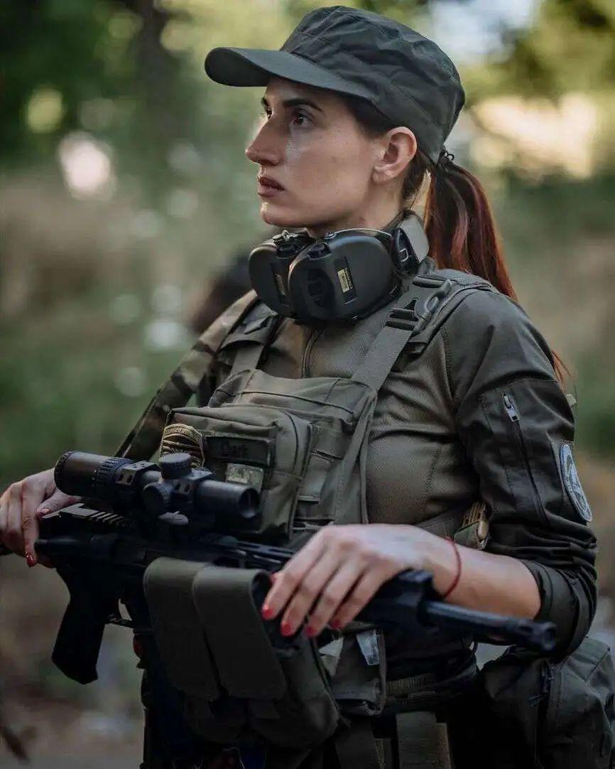 这名代号为珍雅的乌克兰女狙击手自述：我是团里唯一的女性，起初，每个人都奇怪为什么