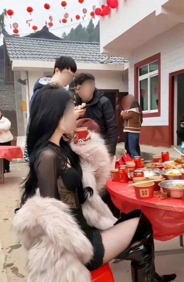在老家吃席碰到的，这样的女生一般人谁敢娶啊！！！[苦涩] ​​​
