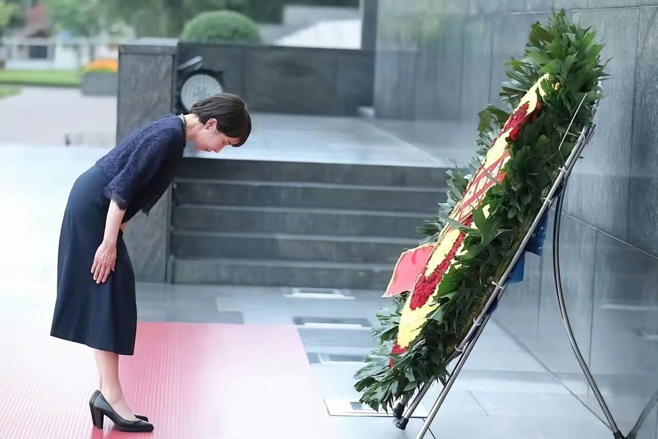 高市早苗戏精上身向越南抗日英雄胡志明鞠躬献花圈 