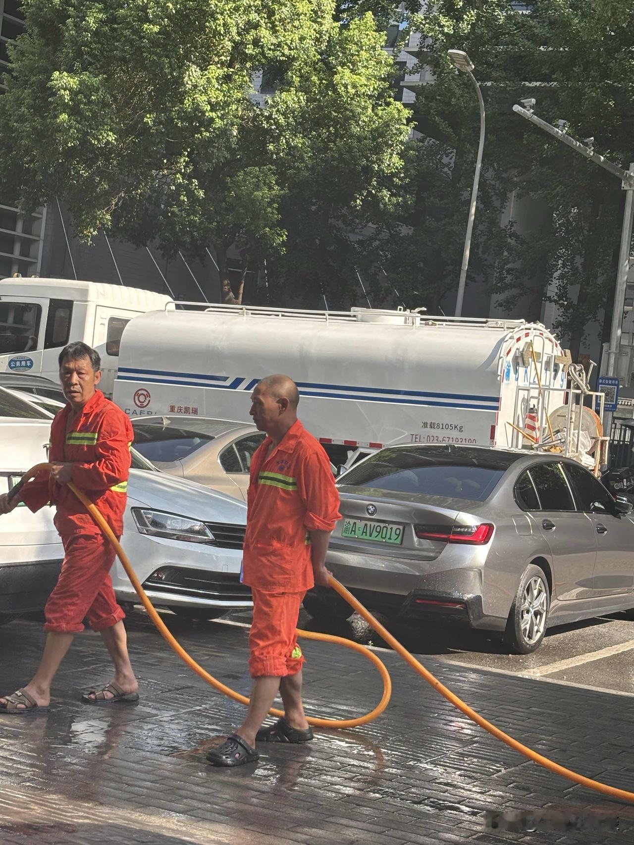 现在城市的清洁效率太高了！

昨天旁边超市另外开了一个玻璃门，但是门口又是一个斜
