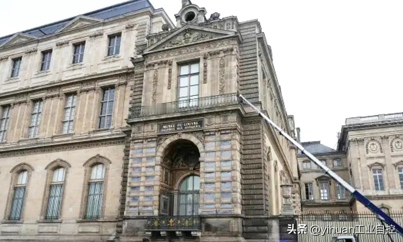 【法国卢浮宫遭遇窃贼】
    巴黎卢浮宫今天上午发生抢劫事件，三名蒙面窃匪从塞