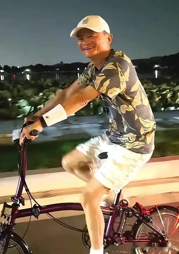 马云杭州西湖夜骑被偶遇，他好像没有传出什么绯闻，大佬一直都是一夫一妻。

同样在