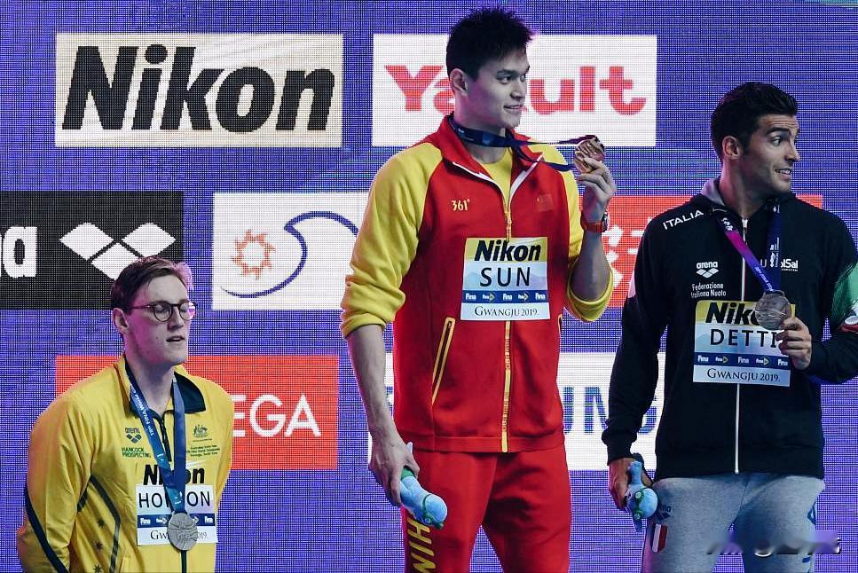 还记得他吗？拒绝跟孙杨同台领奖的那位澳洲游泳奥运冠军，被拍到吓尿了。

英国一档