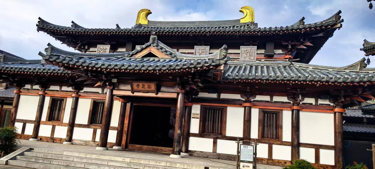 远方的风景，而身边被忽略的地方，却是远方的人同样向往的！风景如此，那么，人呢？
