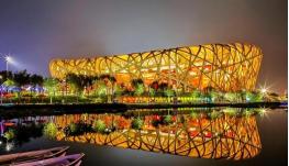 2008年，鸟巢建成耗费35亿，其后每年维护费高达8000万，虽然多次承办各类活