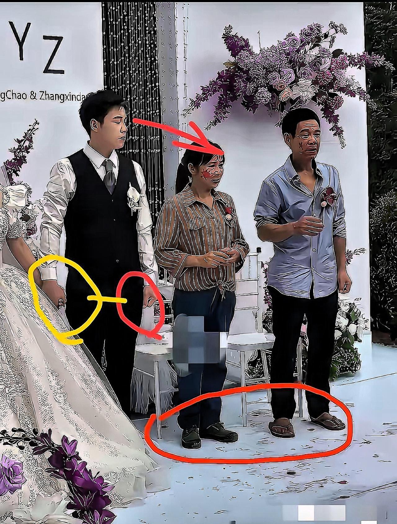 全网都在心疼婚礼上穿得破旧的老两口，可我盯着视频里新郎那个紧绷的侧脸，倒觉得最委