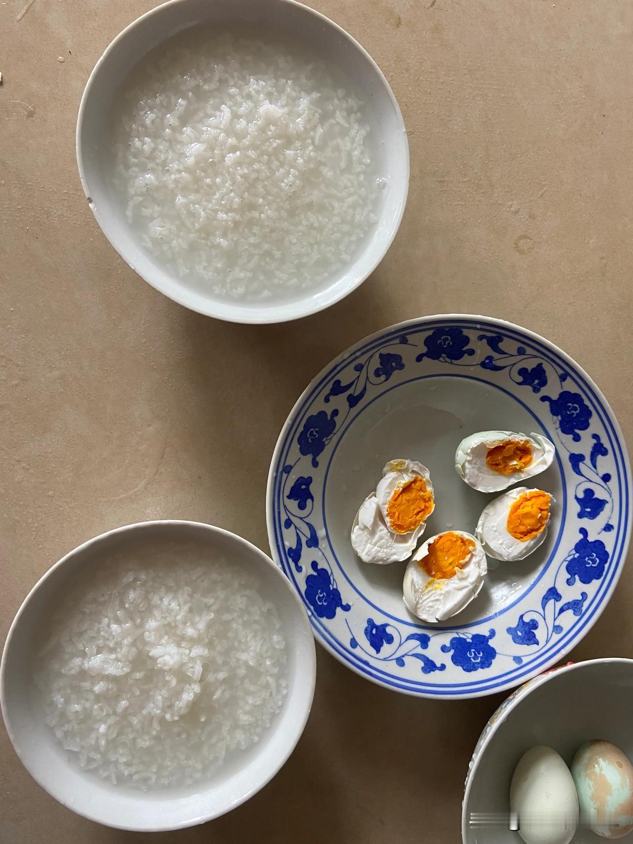 自己腌的咸鸭蛋入味了，终于可以吃上了，今天早上吃稀饭配咸鸭蛋，不喜欢太咸的，现在