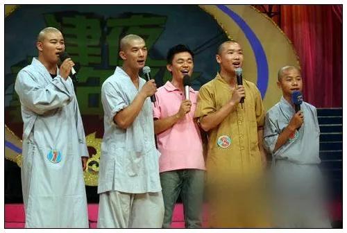 五人合唱，就王宝强不是光头。王宝强不高，可人家成就高哦，都大红大紫了。他和马蓉都