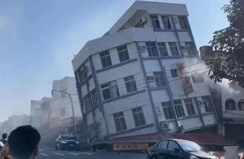台湾的山都削平了，你知道台湾这次地震有多大吗？台湾这次7.3级地震，网友拍摄到的