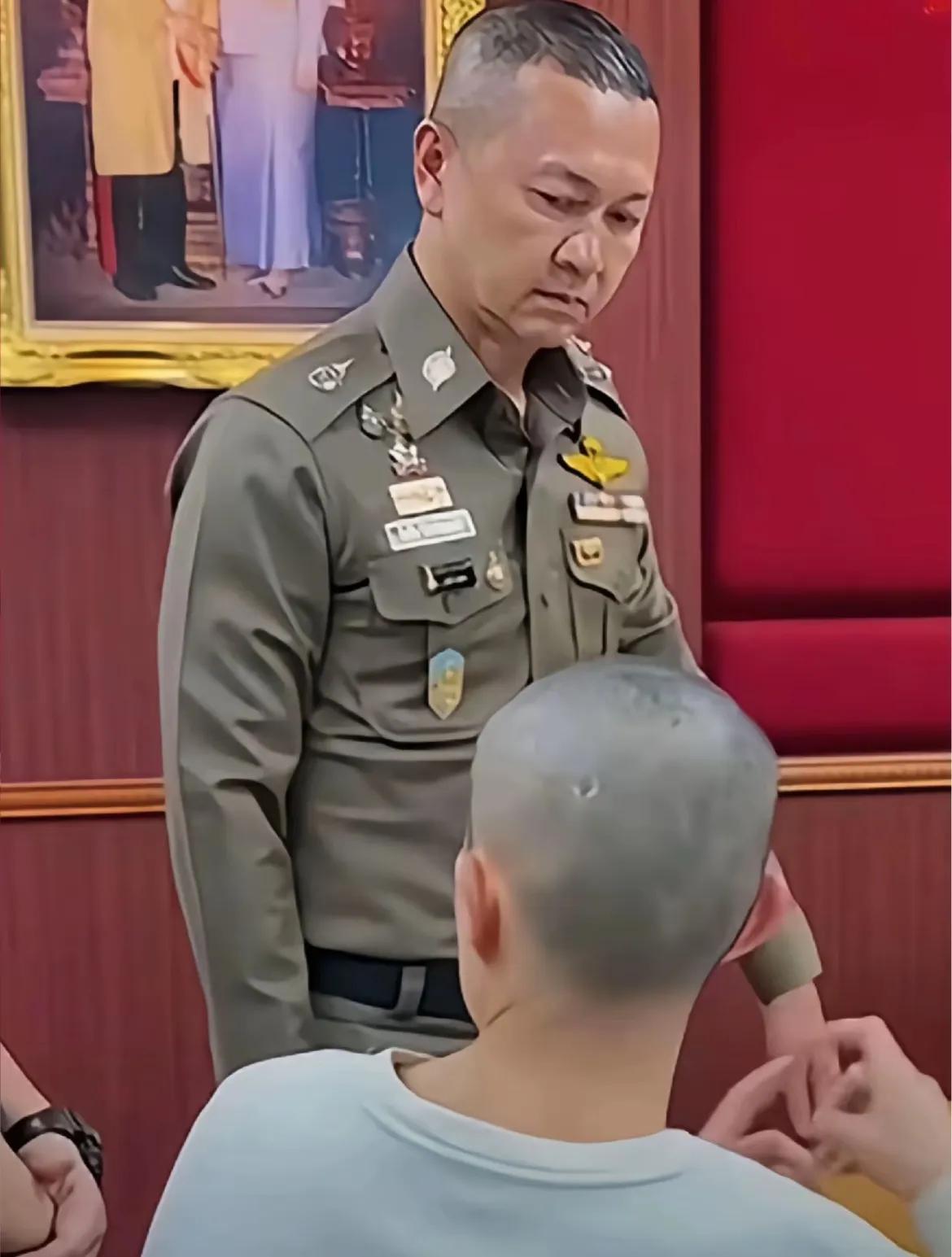 一个眼神告诉王星，该说什么，不该说什么。有人说这次🇹🇭的救援就为了一句中文，