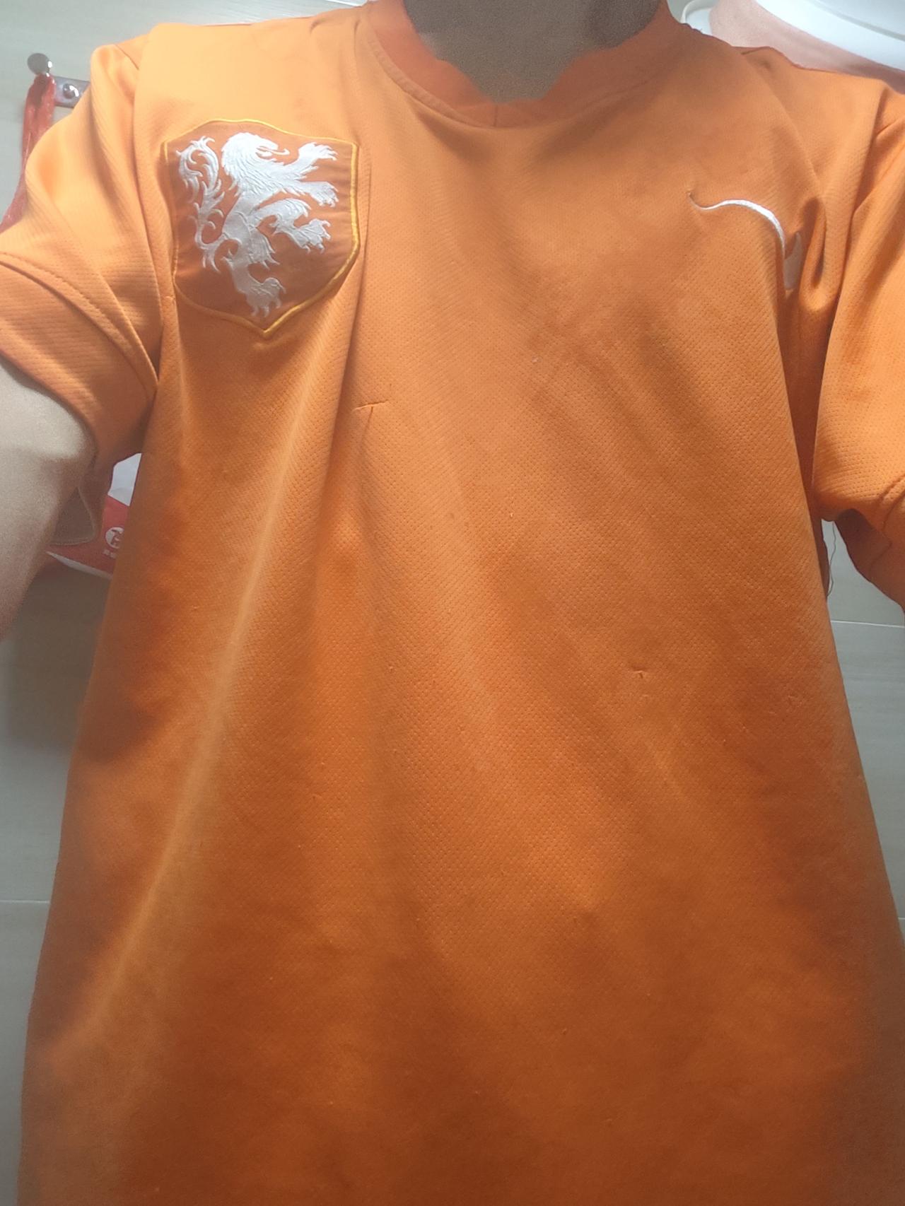 说个好笑的事，原来我也是踢过几次球的，还买过两套队服，一套是原来公司组队买的阿森