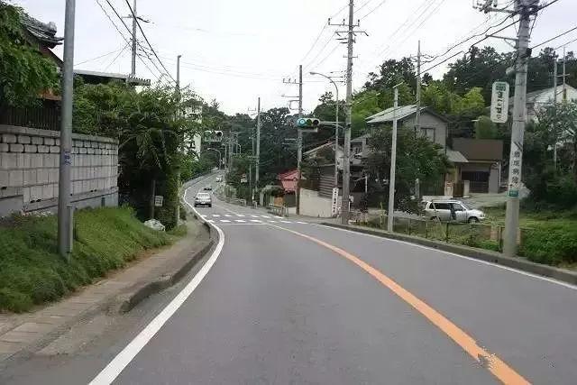 别再被日本马路骗了！同是沥青路，为啥日本平整如新，我国却常年缝缝补补？

首先要