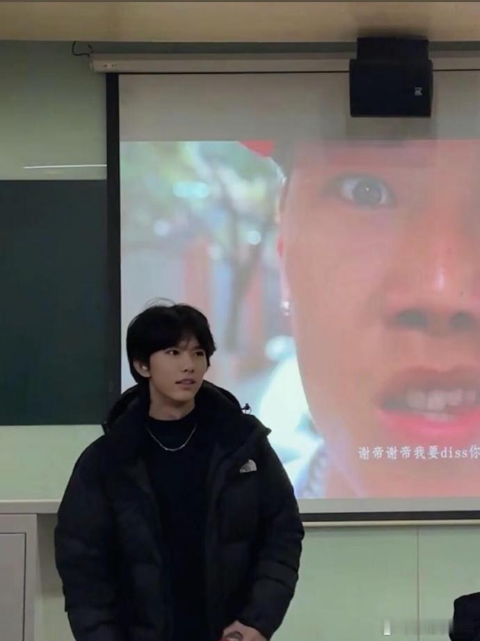 马柏全课堂随拍 马柏全课堂随拍📸这个男大味真的是快要溢出屏幕了。好有青春的少年