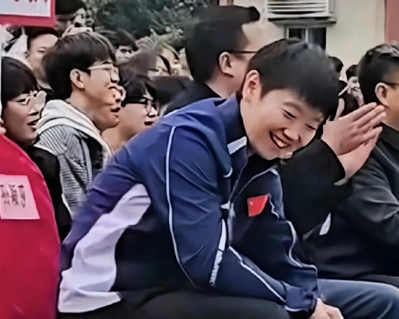 莎莎一笑超治愈，阳光又可爱，看一眼心情都变甜啦！

看到莎莎笑得那么开心，确实有