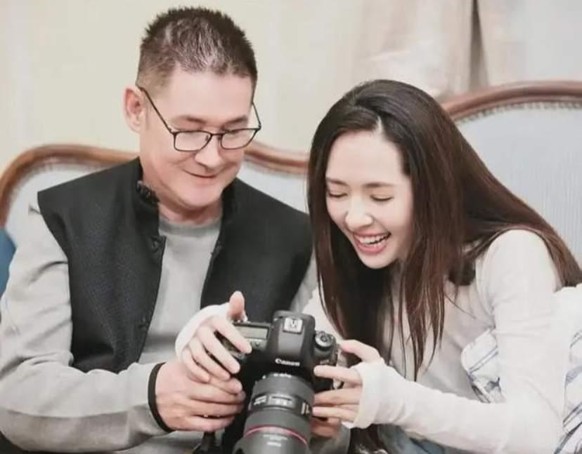 郭碧婷爸爸说他不知道向太有没有给郭碧婷零花钱，但自己很心疼女儿要出来工作还要照顾
