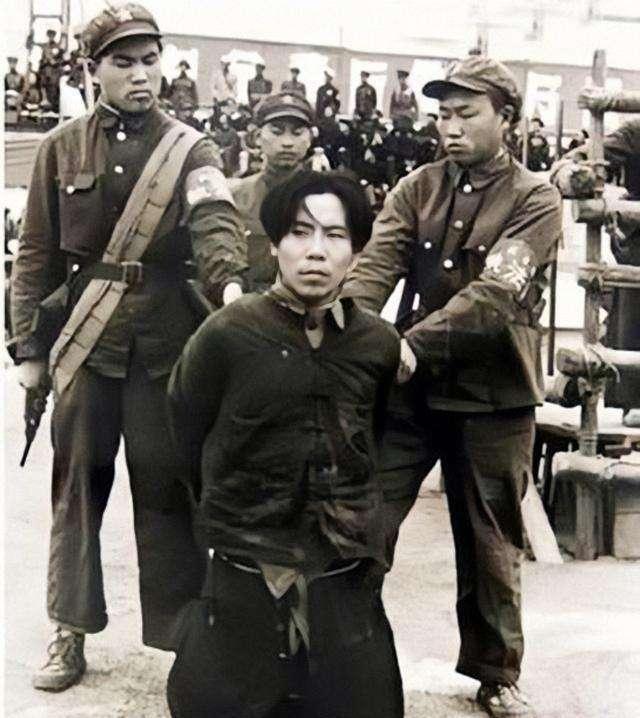 1951年6月13日，华北军区军械处科长程斌正举着一把黑伞在大雨中行走，突然迎面