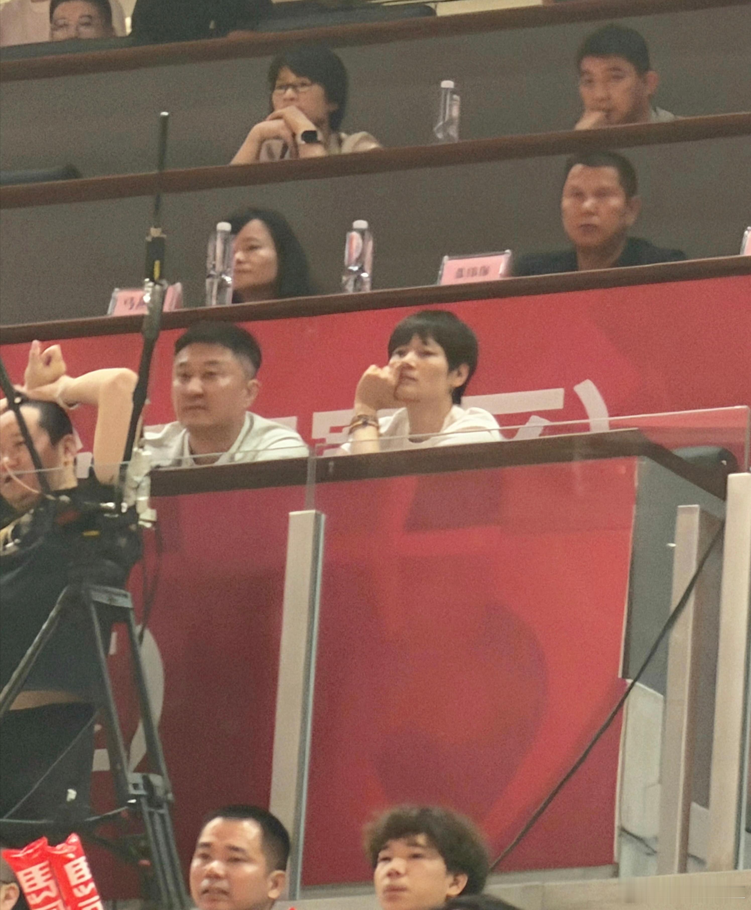 深圳男篮生死战，杜锋指导来到现场观战，和杨力维一起为同省球队加油助威 深圳男篮v