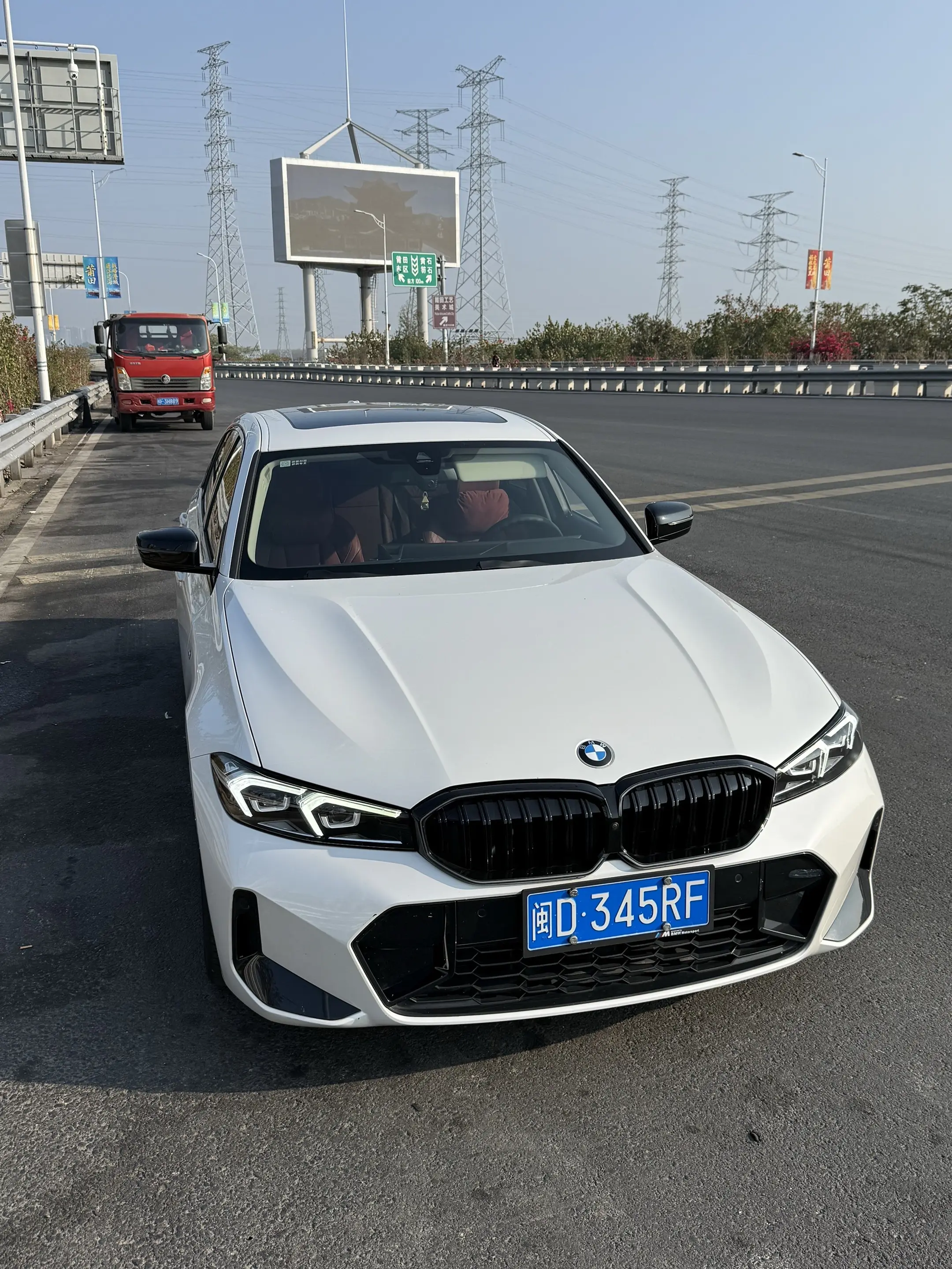 一个月没洗车了 还是这么干净 还得是白色车