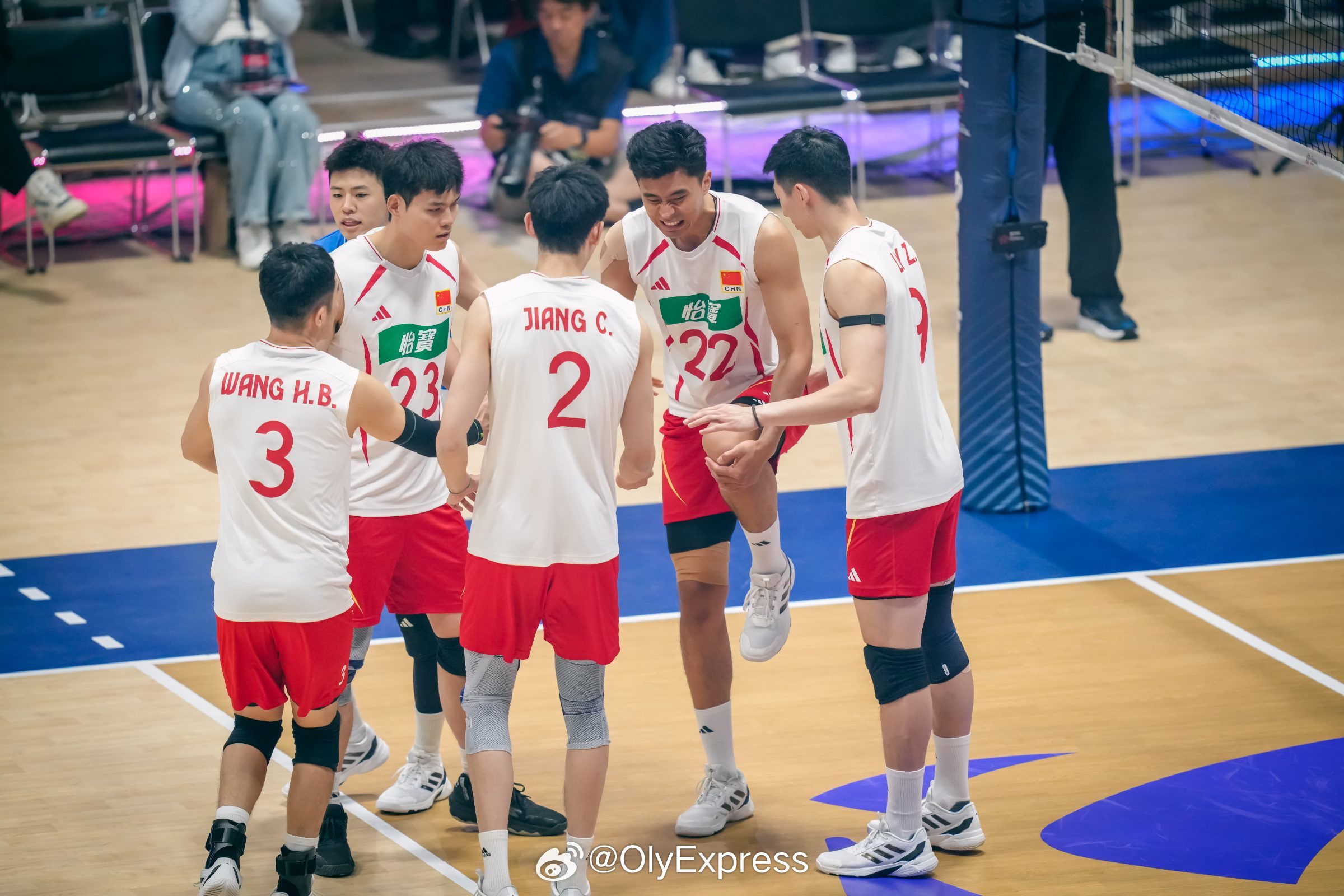 2026年男排亚锦赛中国男排vs韩国男排 张景胤第一局膝盖不适下场，一直由俞元泰
