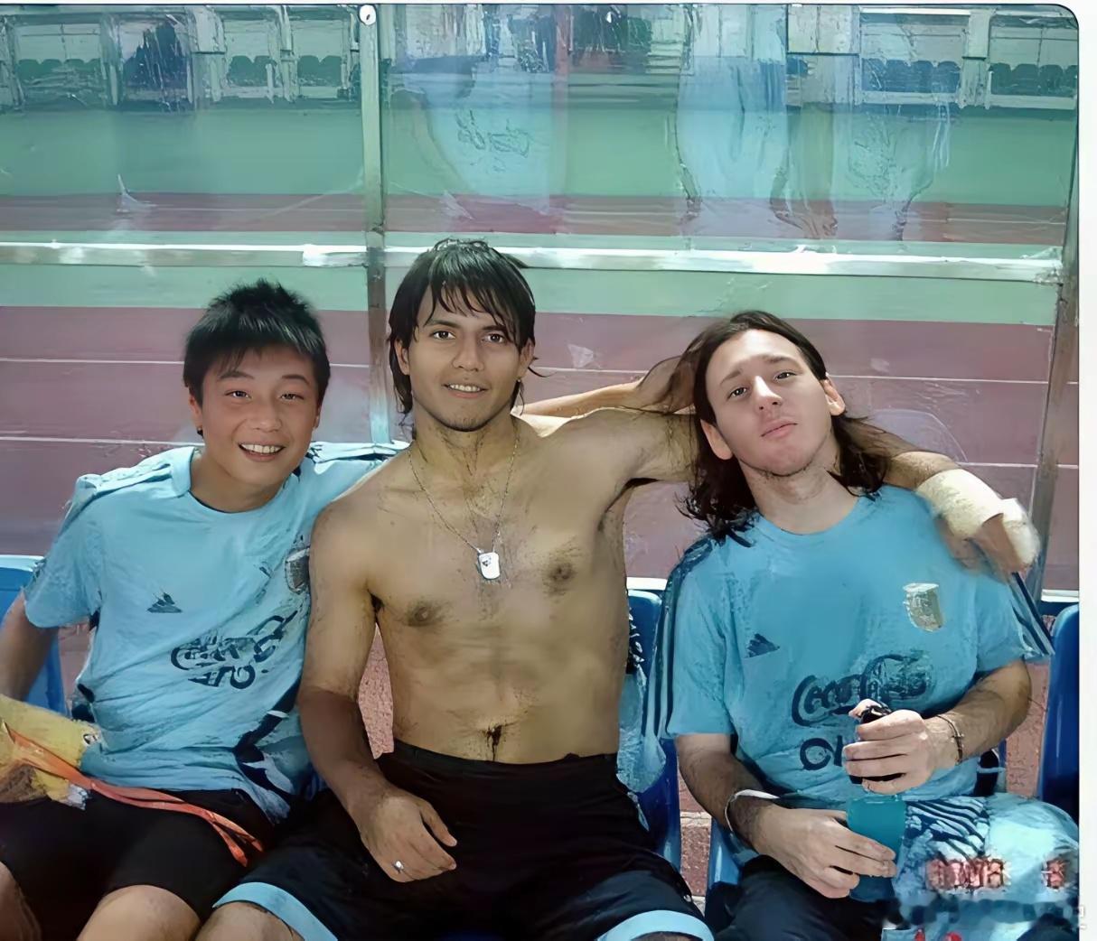 阿根廷逆转晋级8强16岁的武磊，当时是2008北京奥运球童，与21岁的梅西合影。
