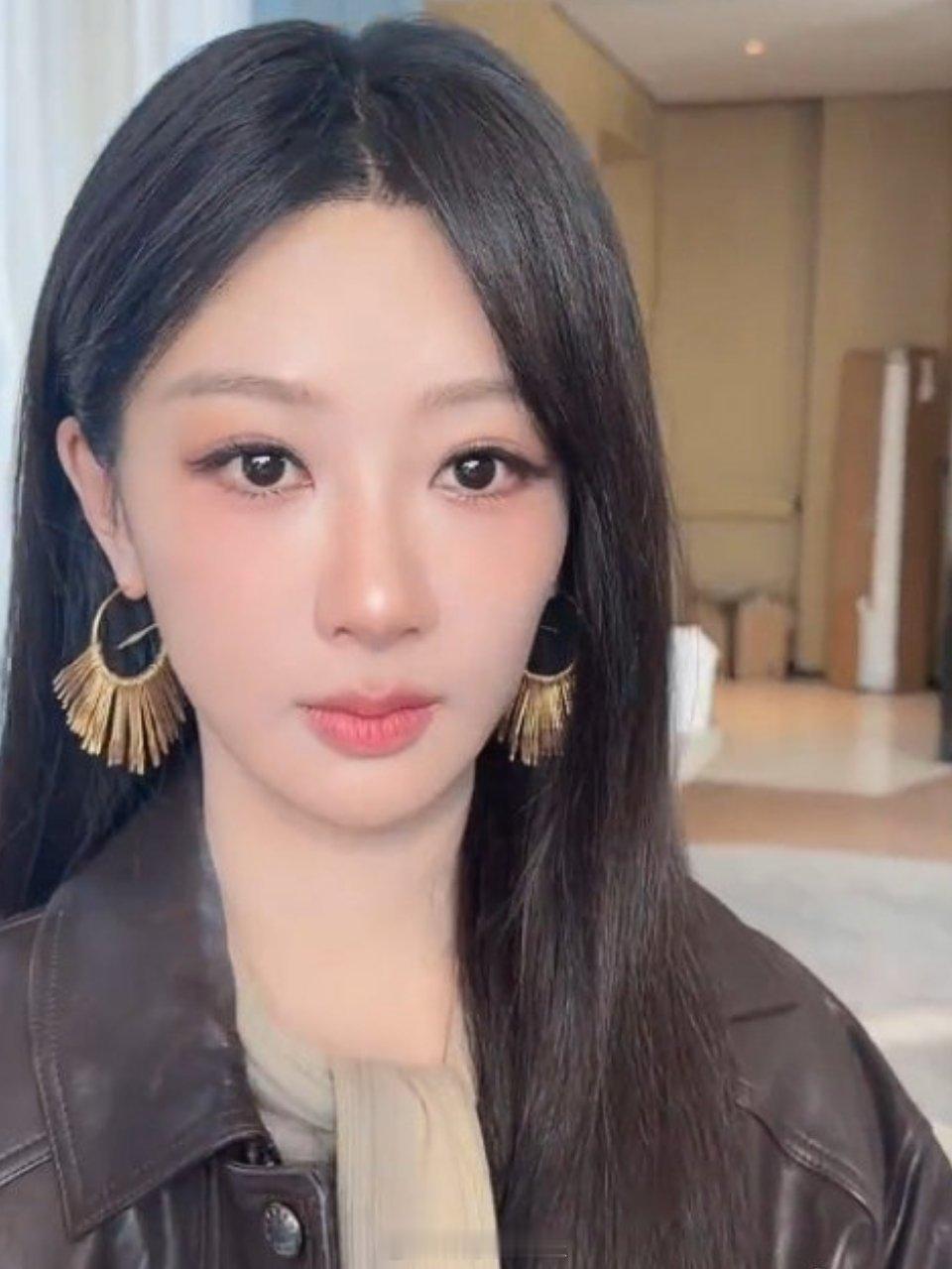 派酱安利 杨紫皮衣黑长直造型昨天《生命树》发布会路透！白菊酷飒御姐风皮衣的酷拽撞