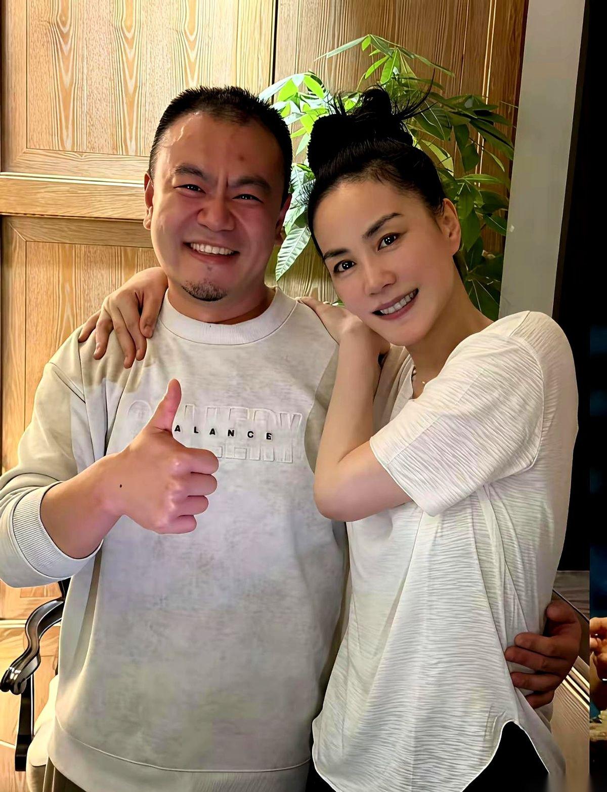 都以为天后凭的是天籁之音，扯淡，她手里捏着的其实是一本“男人说明书”。
你真当王