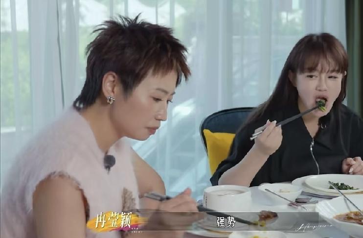 小鹿问冉莹颖：你妈妈是一个什么样的人？

冉莹颖没有丝毫犹豫，脱口而出：强势，厉