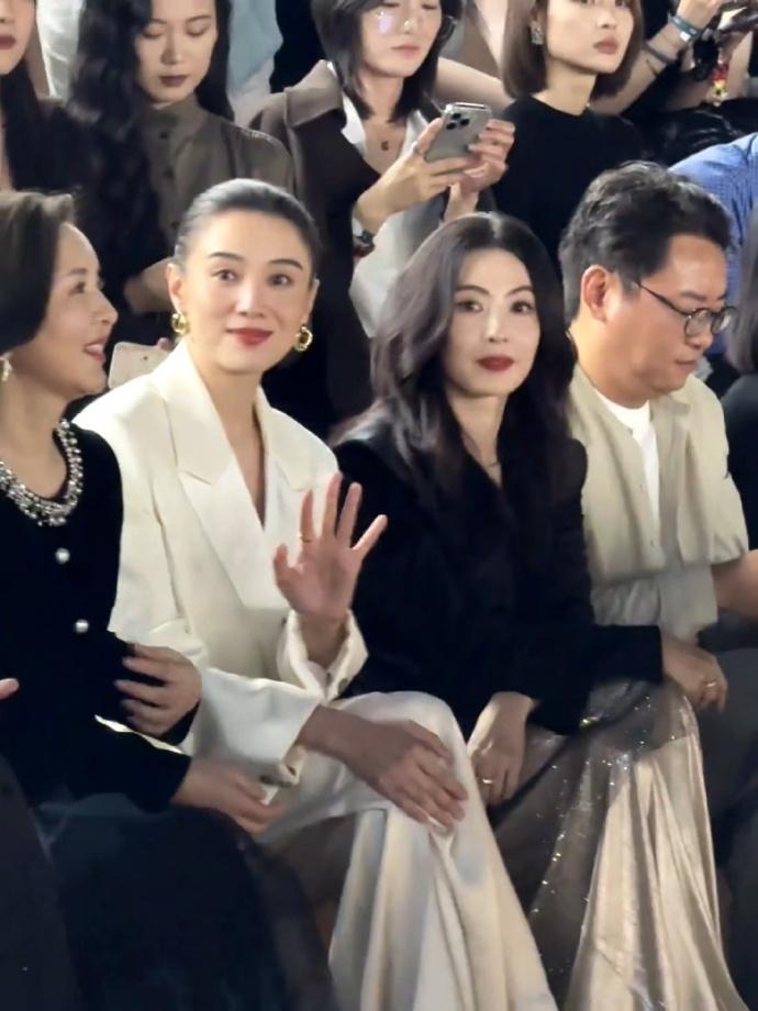 今天宋佳和张柏芝还有陆柯燃一起出席时尚活动，三位美女的搭配风格各不相同，不过都很