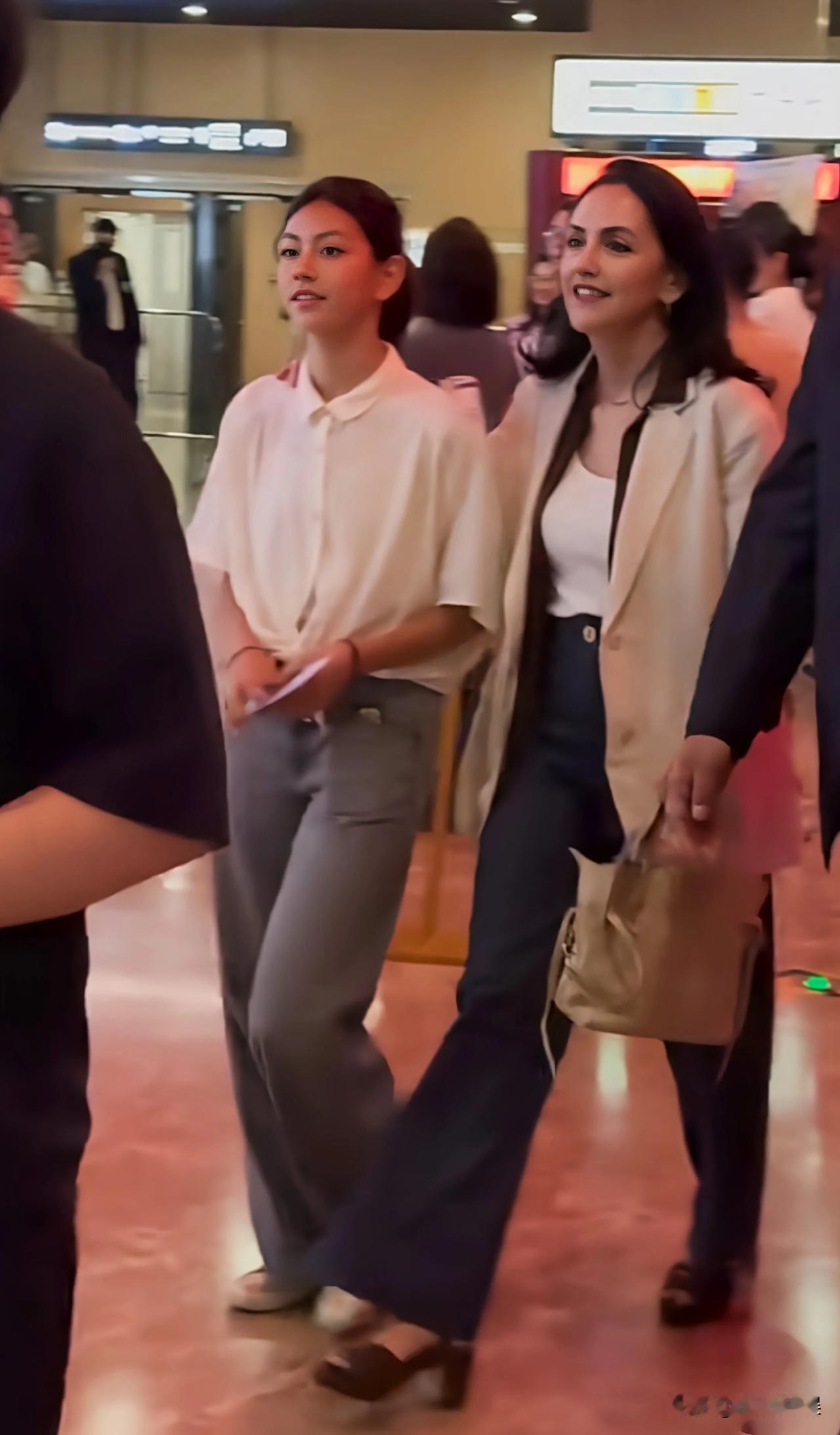 刘烨的老婆安娜，带着女儿一起现身电影《四渡》的首映礼，女儿安娜这么大了。
安娜穿