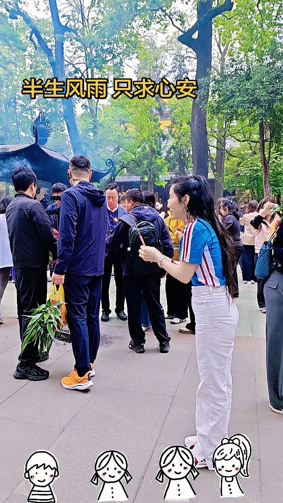 走进灵隐，一方净土，三柱清香。
不求大富大贵，只求家人平安，诸事顺遂，自在安康。