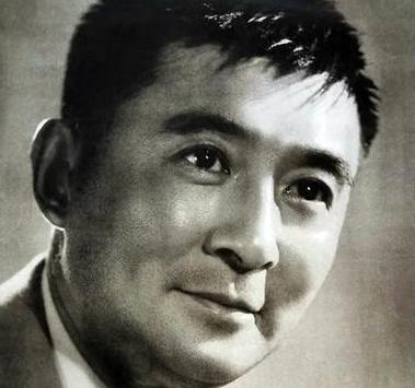 1945年，被关押5年的巨星赵丹出狱，他直奔回家和妻子团聚，却撞见妻子挺着大肚子