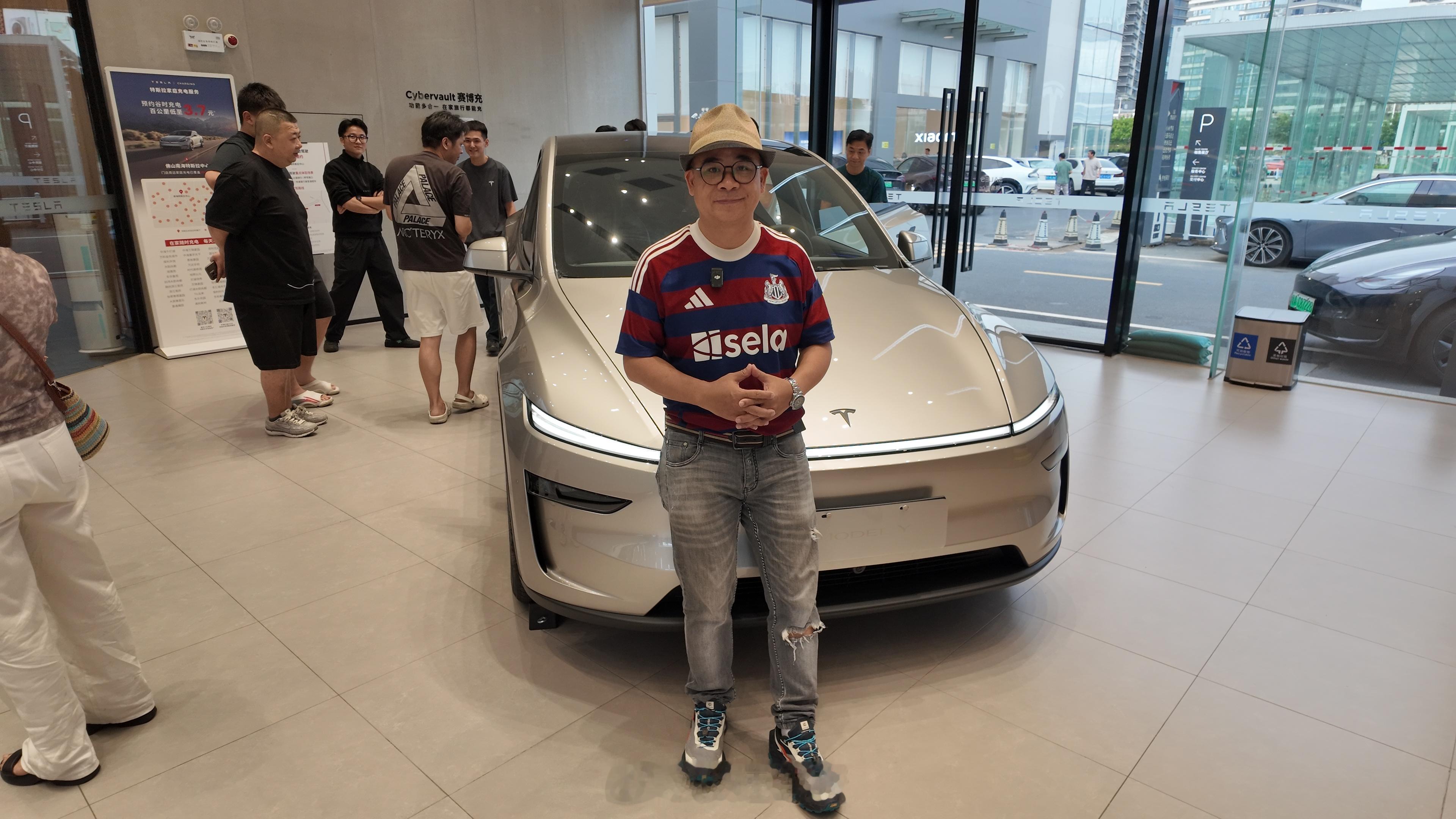 六座SUV！Model Y L有啥“特”点？Model Y L是一台六座SUV，