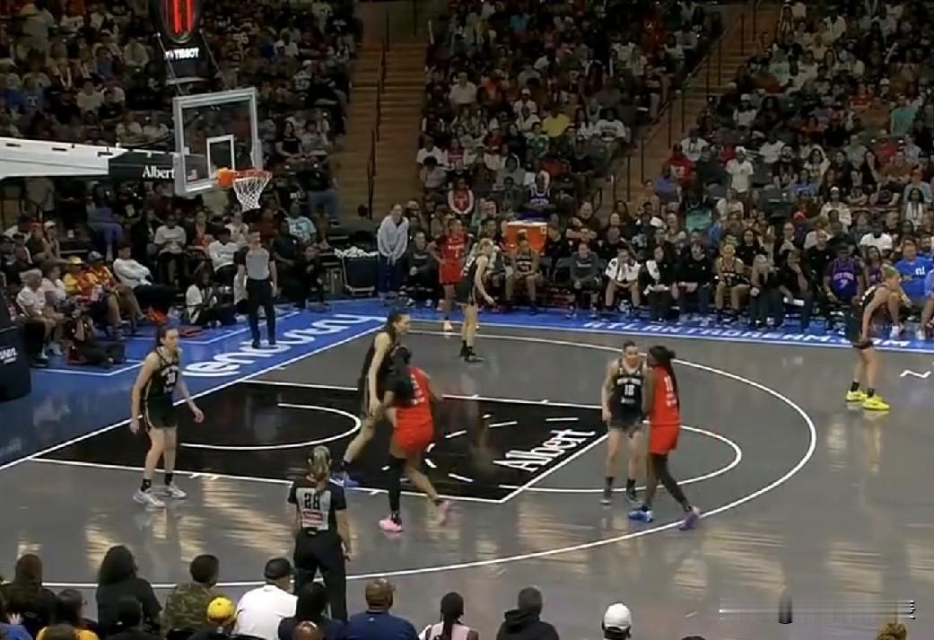 WNBA常规赛实时战况，韩旭替补7分钟送出2助攻，自由人半场领先梦想7分！北京时