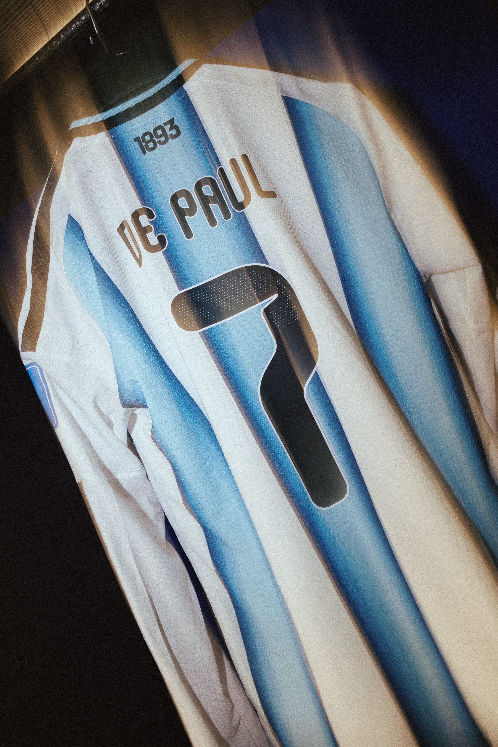 🇦🇷 阿根廷国家队：🏆 2026美加墨世界杯 战袍已准备就绪。卫冕之路，继