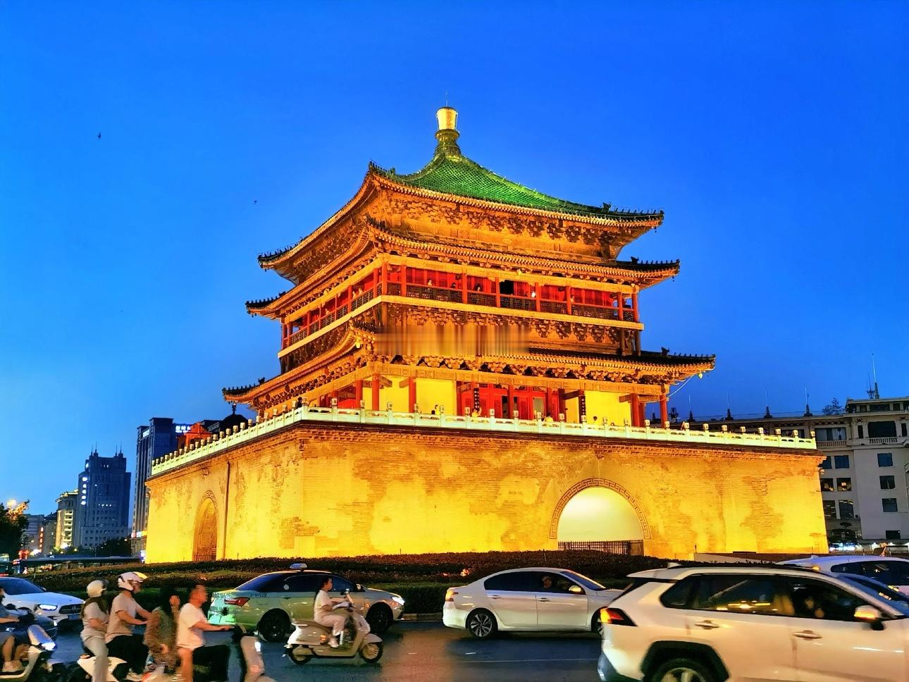 恒生指数低开跳水后探底回升，最终收出一根带长下影的十字星线，全天的跌幅为1.01