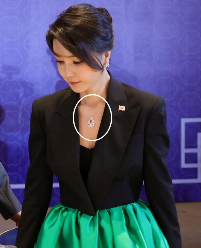 金建希方面称“确实收到了梵克雅宝项链”将放弃 “是仿品” 的主张