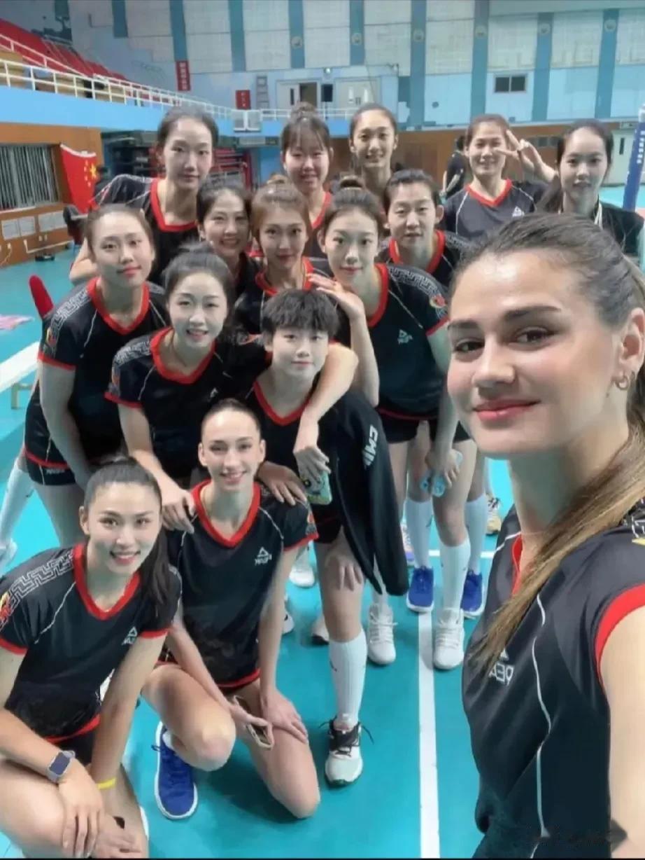 女排排超赛，北京队输的不服气，王宝泉不讲武德。本来以为趁瓦尔加斯不上之机，倾全力