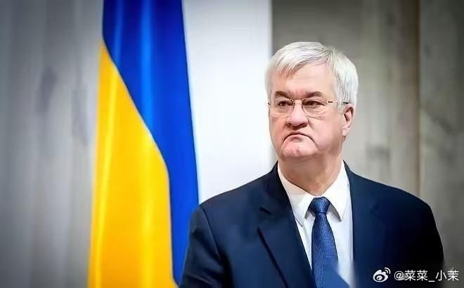 花花星语 世上最讽刺的事莫过于此：当年蛮横掀桌、卷走45亿美金的人，如今竟西装革