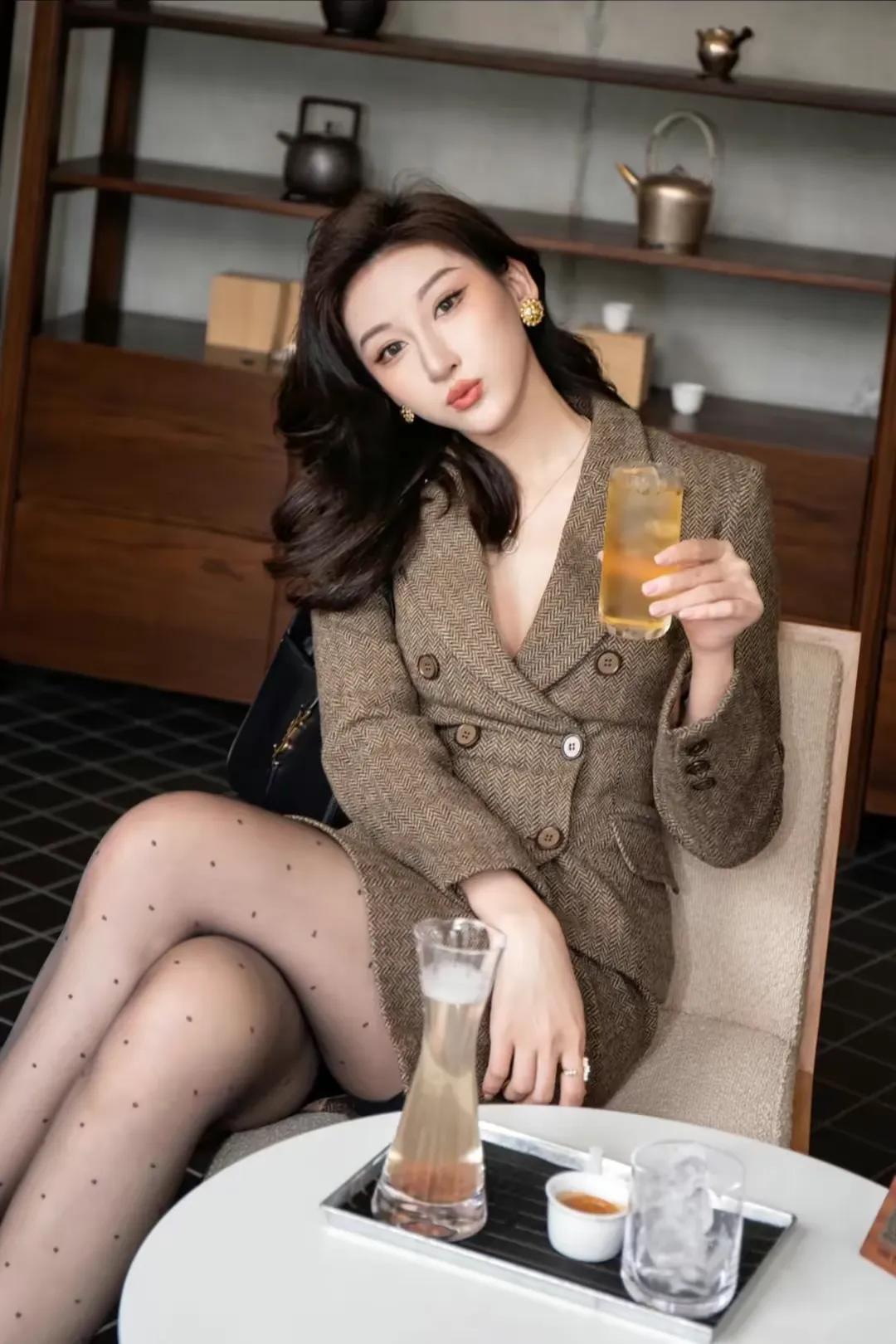 长发，喝红酒美女，职业装展示