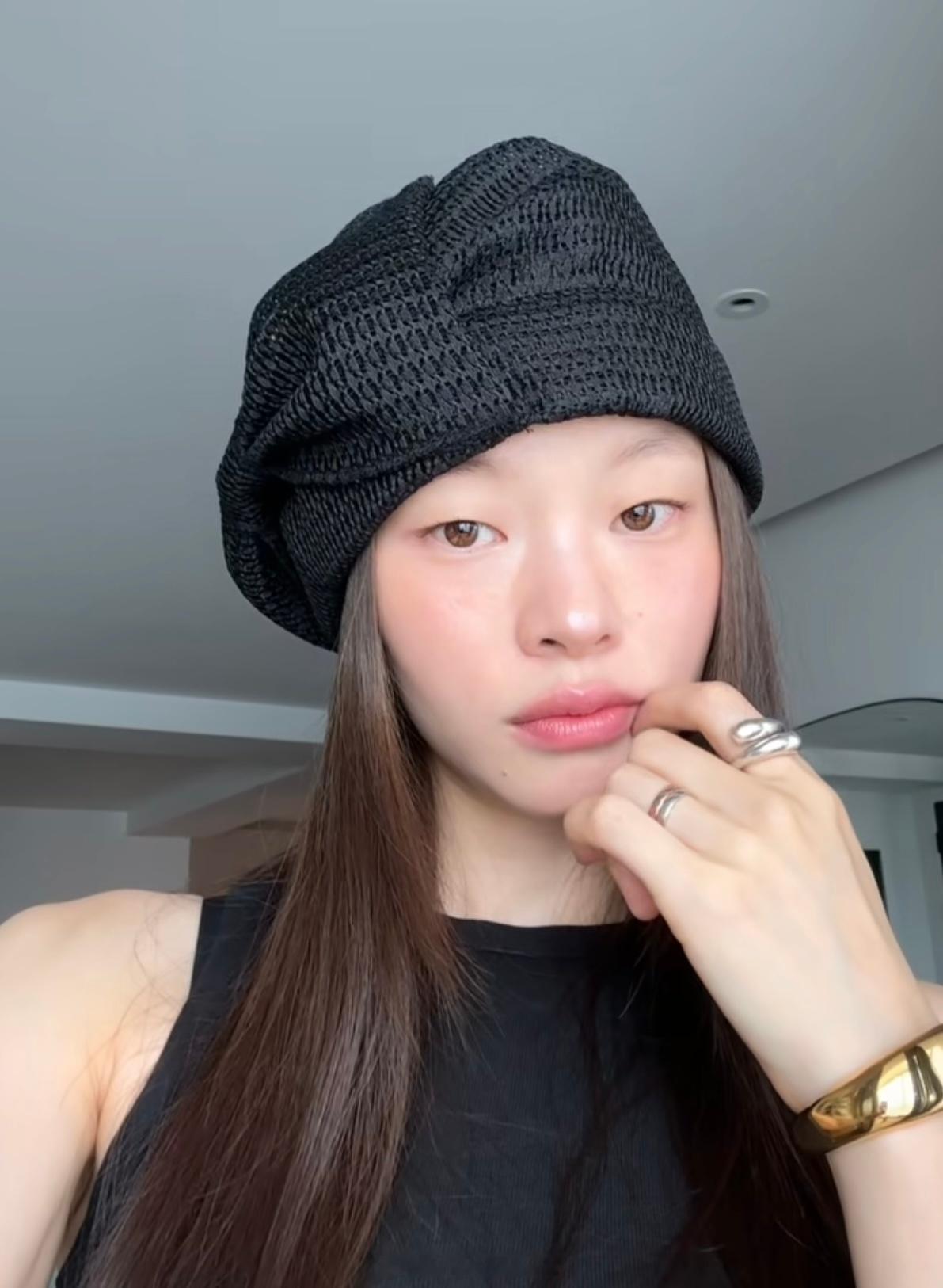 kim a hyun肤姐的日常这帽子我查了代购也不贵她一戴还挺种草的 ​​​