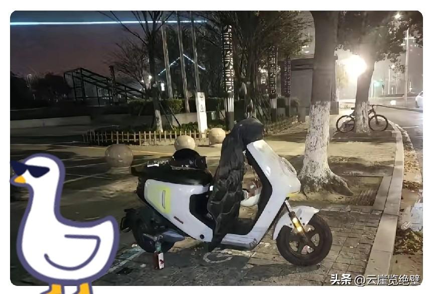 一辆电动车，看清张雪峰身边人的真心
 
网传关于张雪峰的暖心小事，悄悄看哭好多网