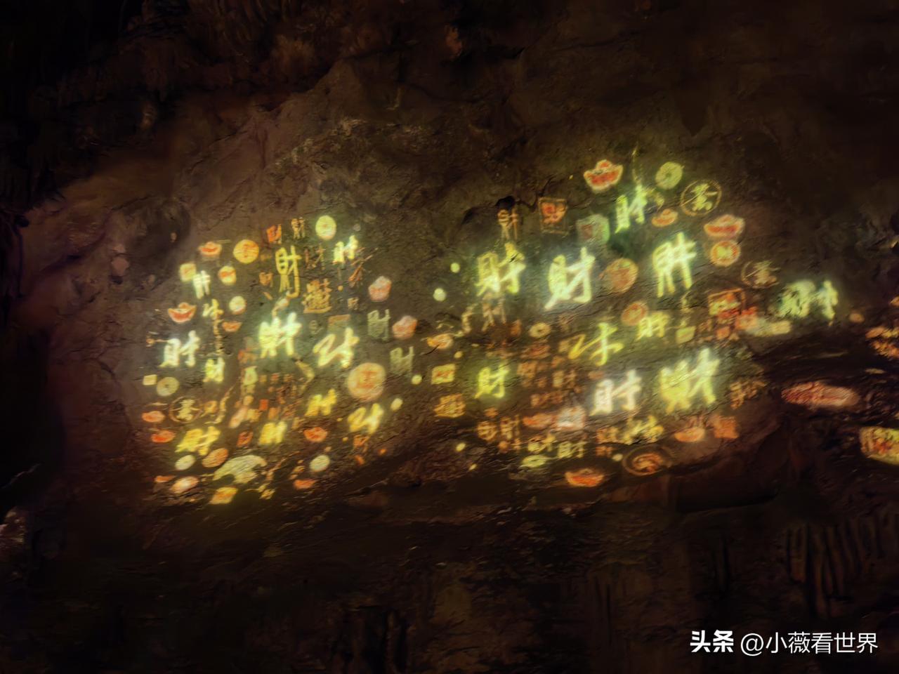 “游了银子岩，一世不缺钱”。到了桂林，怎么能不去银子岩看看呢？

但其实银子岩是