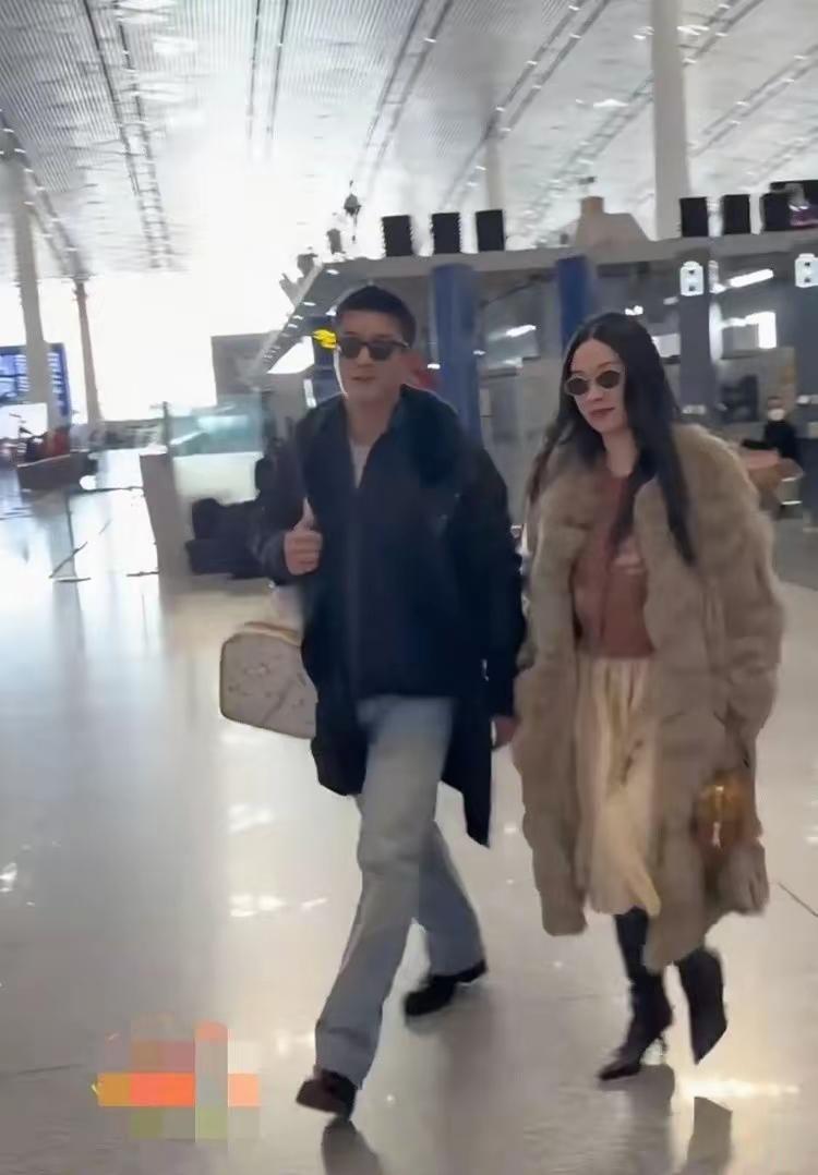 明星夫妻走到哪里都是娱乐聚焦点，有的人出现总会吸引一大波人关注，狗粮真是无处不在