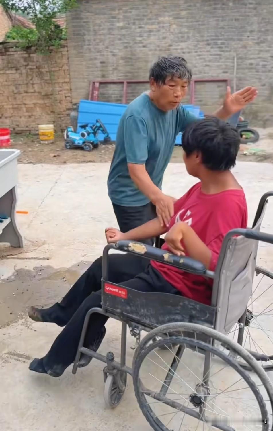 树兰打妮娃被老丈人刷到视频了，老丈人嘱咐树兰可以教育，不要动手