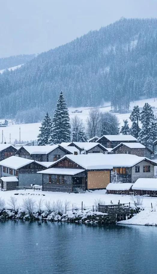 冬日雪景中的宁静湖畔小屋，如诗如画。冬日美景留存 冬天最耀眼景色