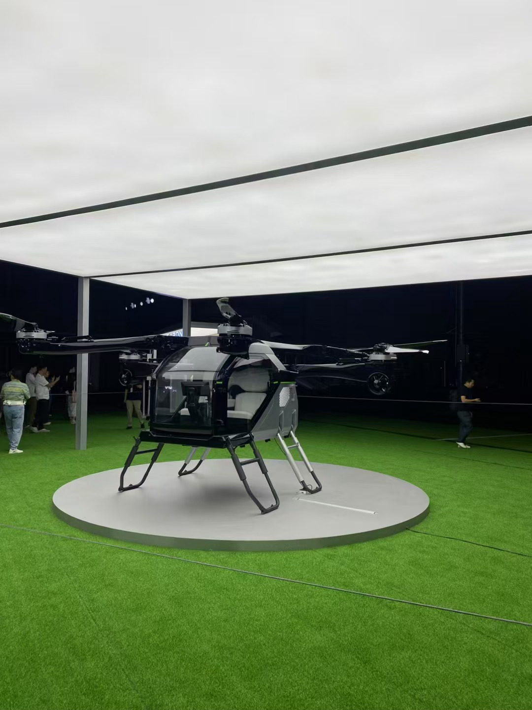 坐自己公司造的飞行汽车，去参加自己公司的年会，妥妥的科幻电影照进现实啊之前亲眼见