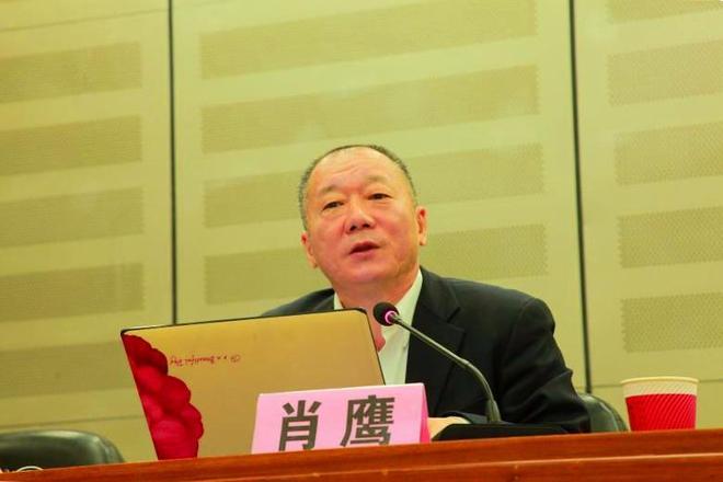 清华教授肖鹰实名举报中国人民大学文学院蒋方舟硕士论文全面造假，此事登上热搜，反响
