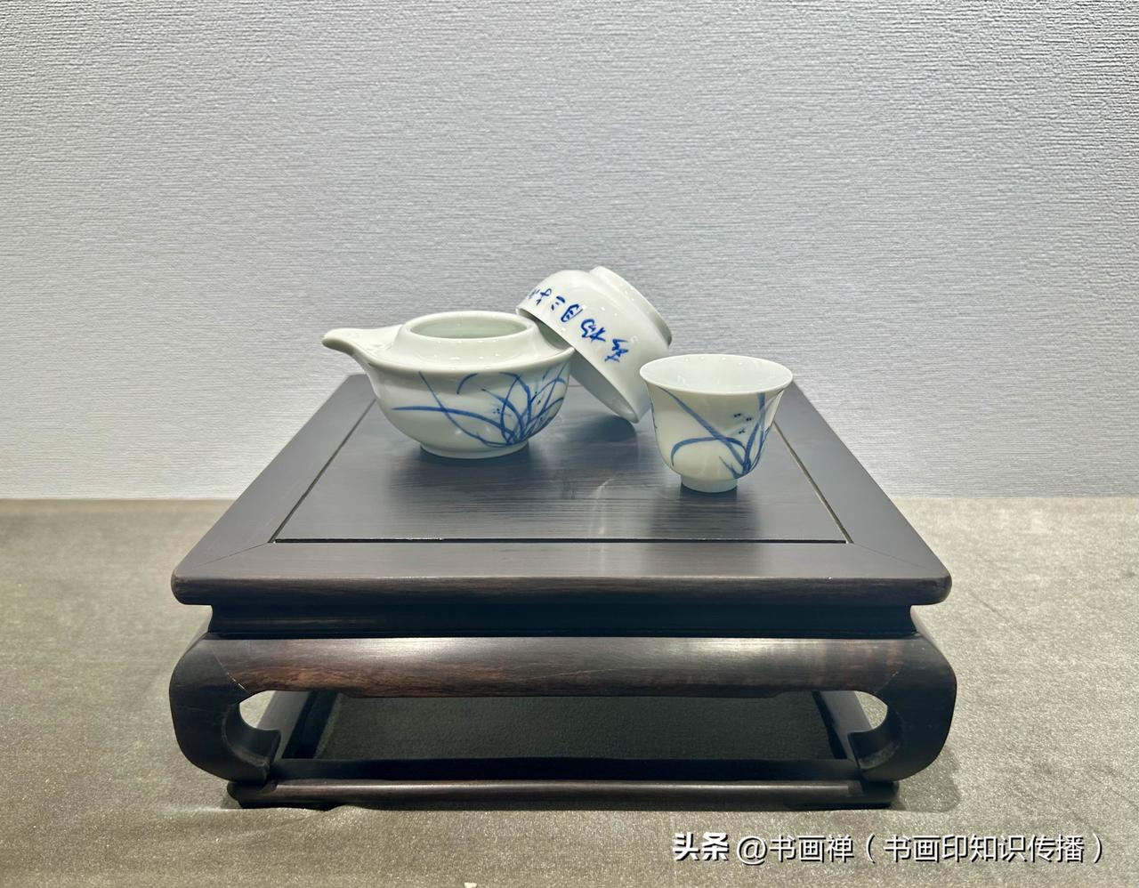 参加晒图笔记大赛，给大家秀下我看到的杨春老师画的兰竹瓷器。这组青花瓷系列，上面的