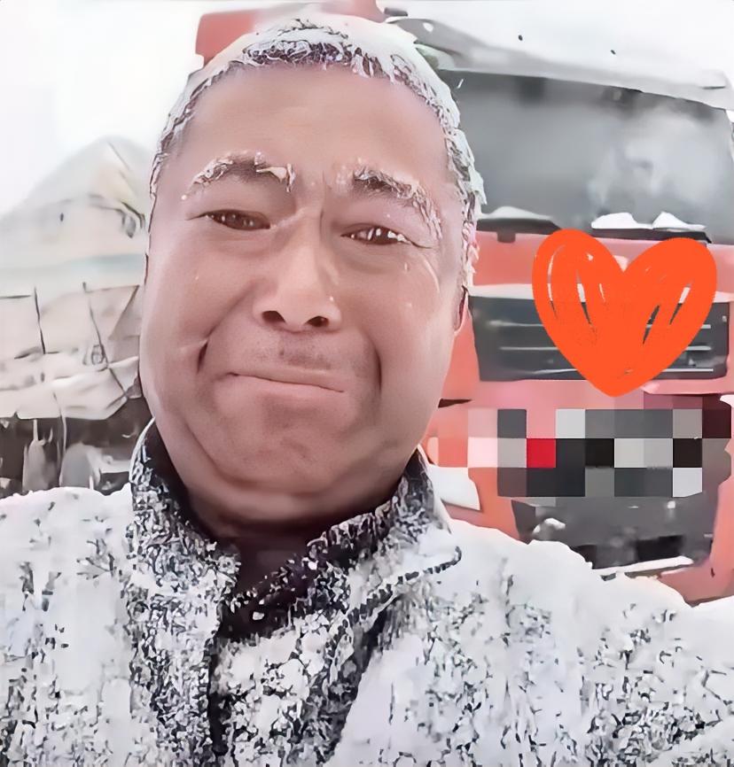 内蒙古，货车司机看到有一部大货车被困在雪原上，眼前一片白茫茫货车司机转头欲走，犹